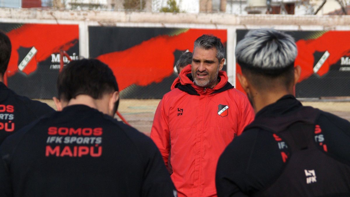 El entrenador del Deportivo Maipú, Juan Manuel Sara, planifica el equipo para jugar ante Patronato.