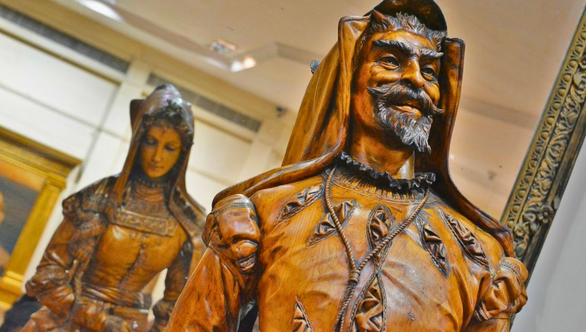 Hay un gran espejo detrás de la escultura para que puedas ver ambas figuras y apreciar la habilidad del autor de esta inusual creación. Hay un gran espejo detrás de la escultura para que puedas ver ambas figuras y apreciar la habilidad del autor de esta inusual creación.