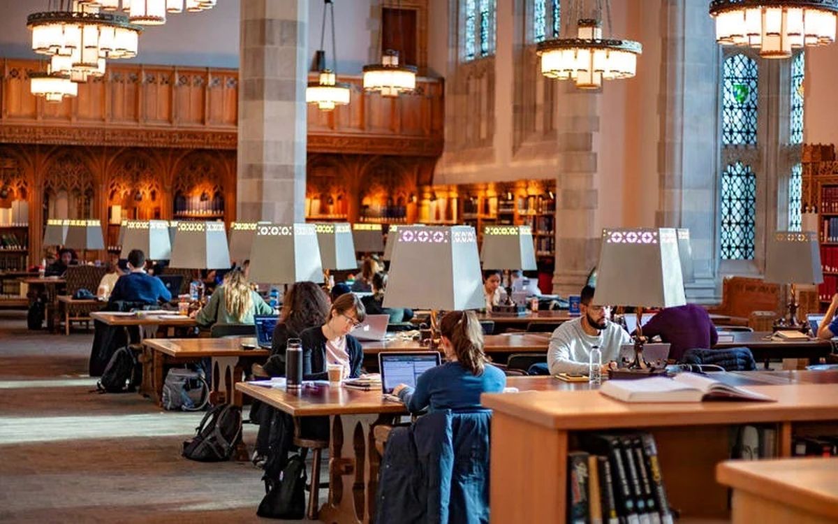 Yale ofrece becas para los estudiantes. Yale ofrece becas para los estudiantes.