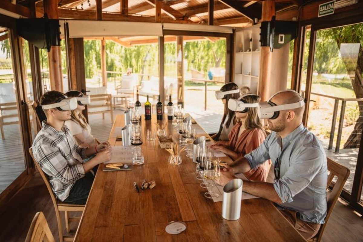 Degustación y Realidad Virtual, otra de las opciones para visitar la Bodega Doña Paula, la mejor del mundo en sustentabilidad.