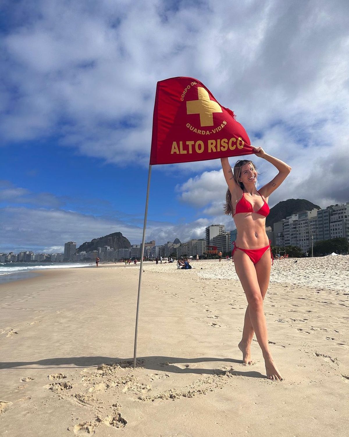La China Suárez se puso micro-bikini Baywatch y dinamitó Río.