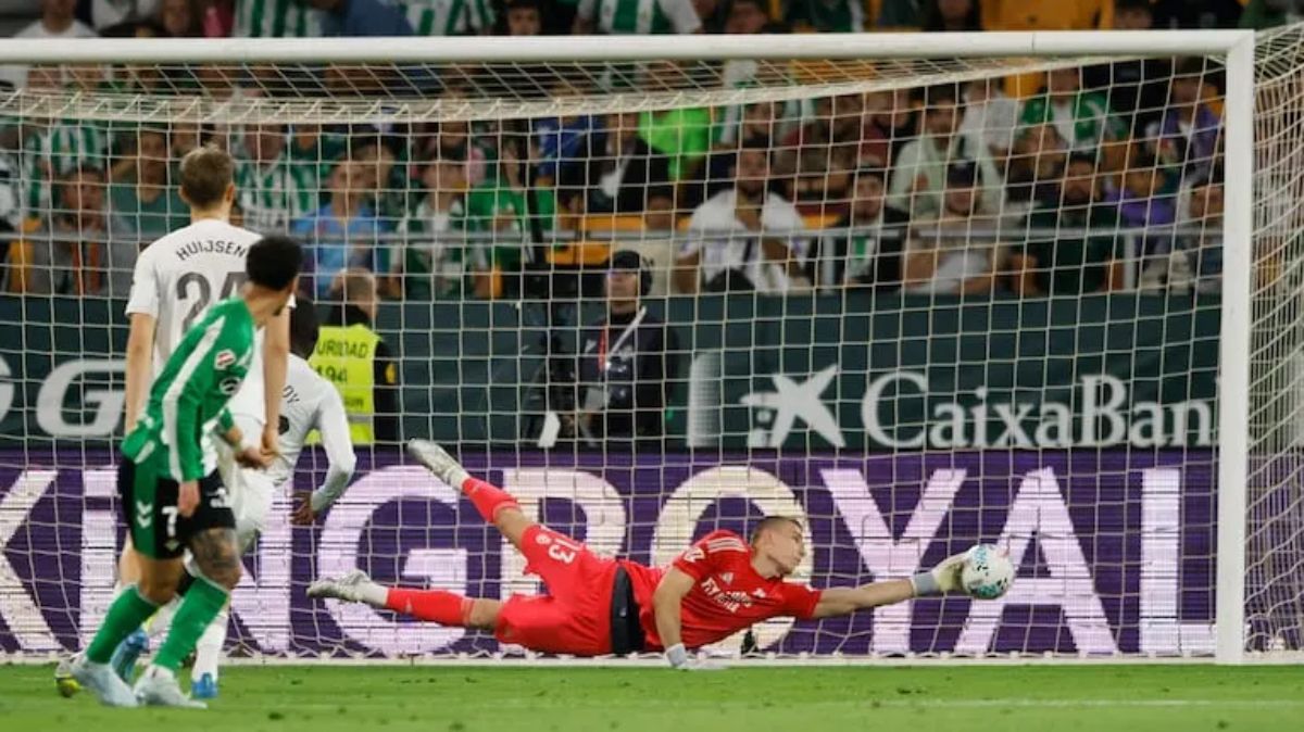 Decepción para el Real madrid. Héctor Bellerín, del Betis, aprovechó un despeje deficiente y con un bombazo puso el empate en tiempo de descuento.