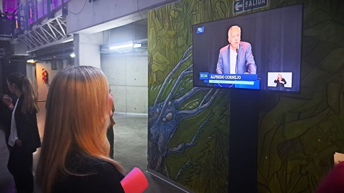 Hebe Casado mira a Cornejo en su exposición del cuarto bloque. Hebe Casado mira a Cornejo en su exposición del cuarto bloque.