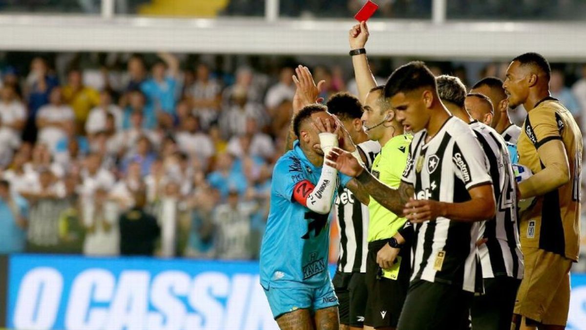 Video: Neymar quiso hacer la mano de Dios pero terminó expulsado en el Santos