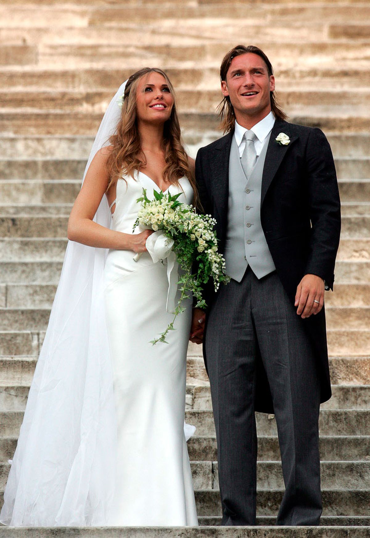 Ilary Blasi y Francesco Totti se casaron el 19 de junio de 2005, en una ceremonia que fue televisada y vista por más de un millón de personas. Ilary Blasi y Francesco Totti se casaron el 19 de junio de 2005, en una ceremonia que fue televisada y vista por más de un millón de personas.