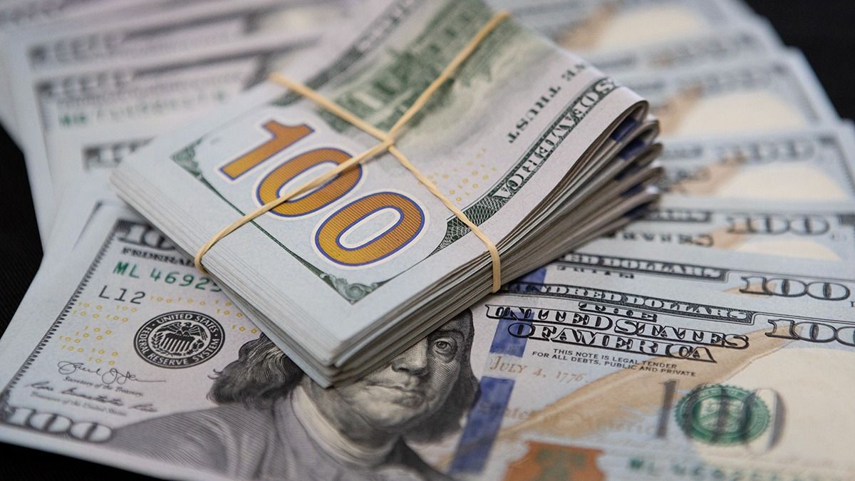 Dólares. El dólar oficial bajó este martes.
