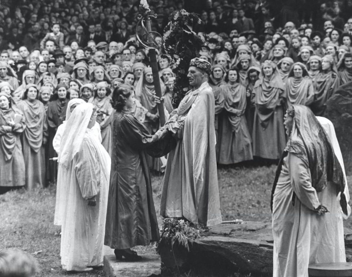 Círculo Místico de Bardos por el Archidruida Crwys Williams. Círculo Místico de Bardos por el Archidruida Crwys Williams.