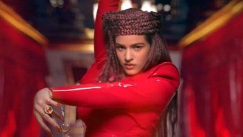 Rosalía y su catsuit rojo de alto voltaje que hizo estallar corazones