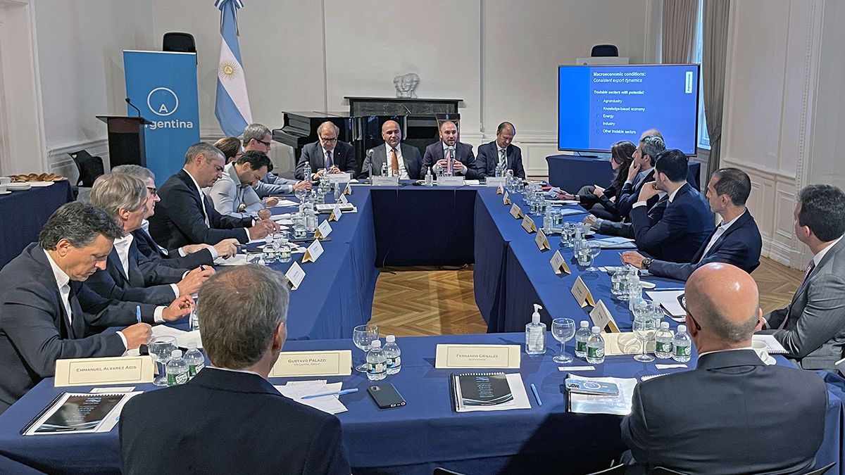 El Gobierno aseguró a inversores que el acuerdo con el FMI es prioridad nacional