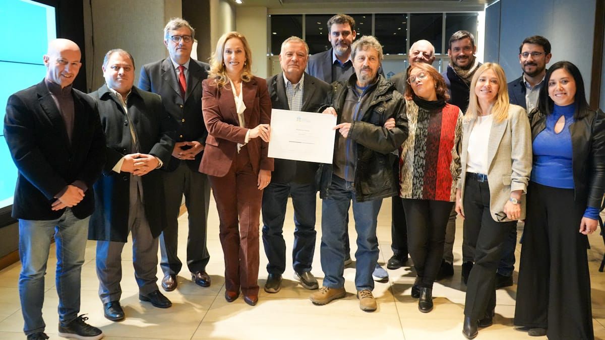 Todo el equipo de Primeras Voces de Radio Nihuil asistió al homenaje en la Legislatura provincial.