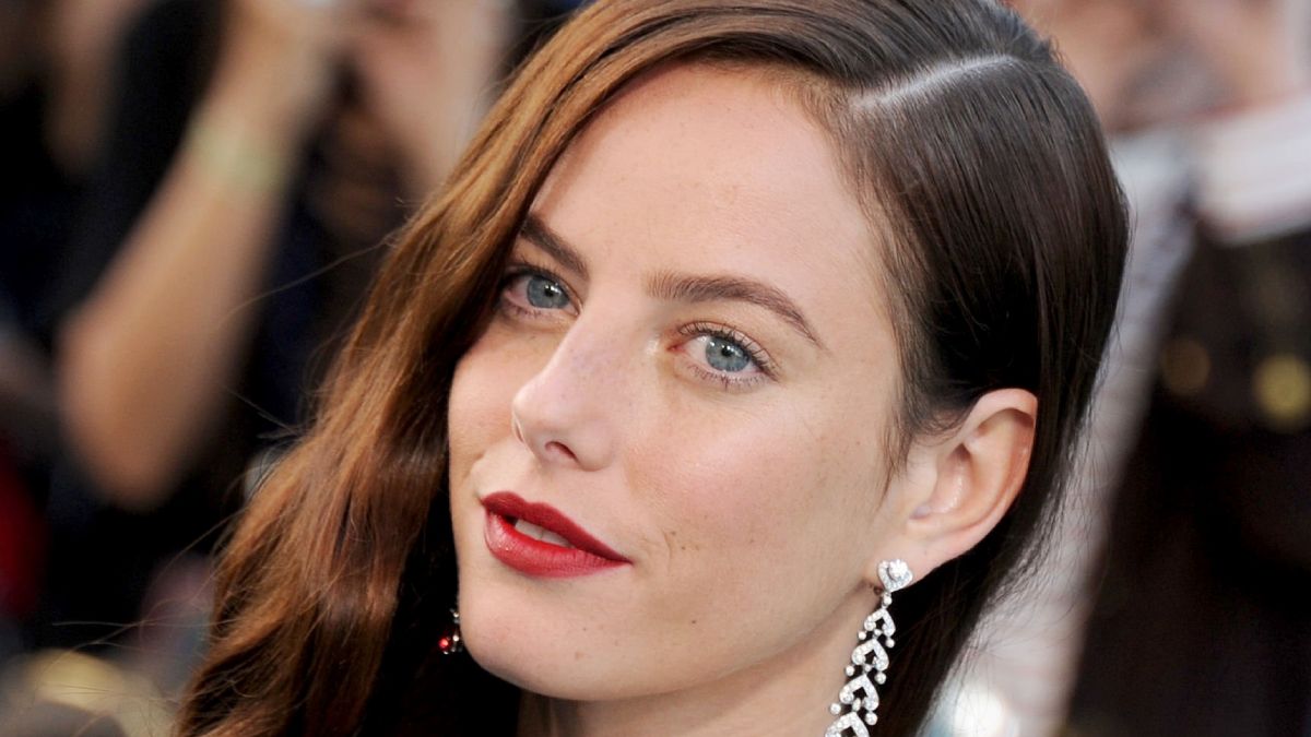 Kaya Scodelario, actriz de la serie de Netflix Los caballeros.