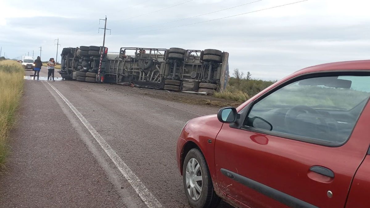 Accidente en Alvear: un camión con combustible volcó en la ruta 171 y su conductor resultó herido