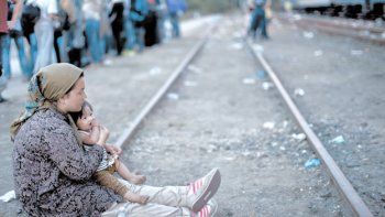 Países europeos bloquean fronteras y dejan en vilo a miles de refugiados