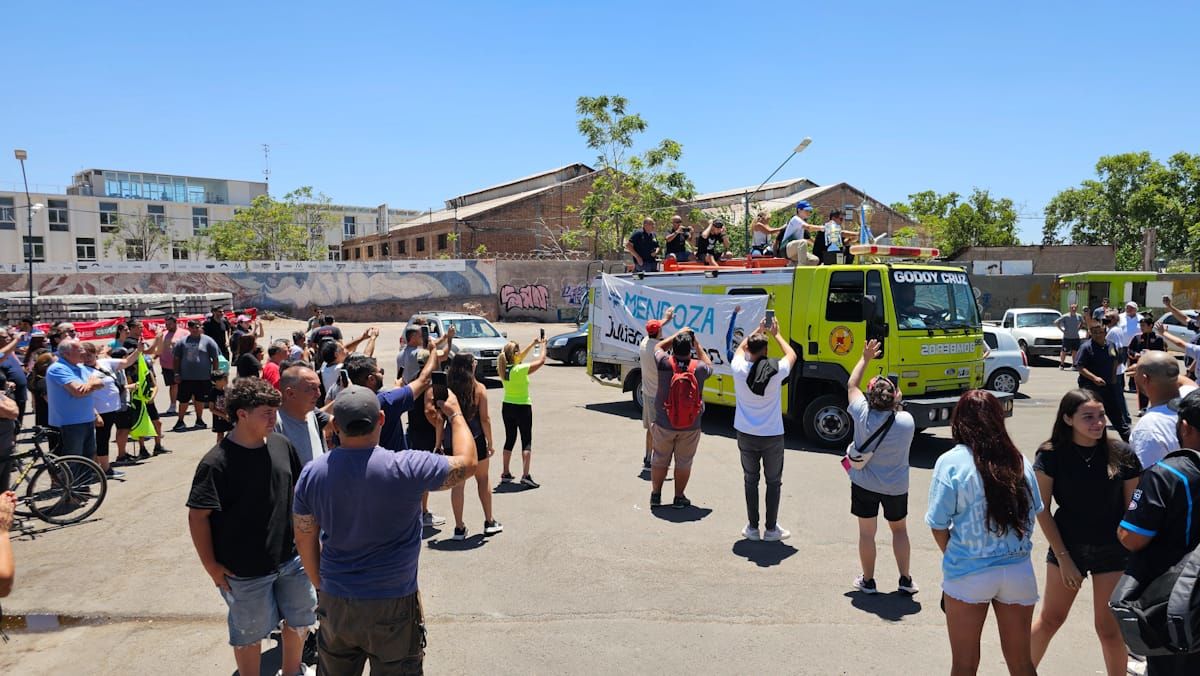 El tradicional paseo en autobomba para los héroes. Godoy Cruz recibió con mucha algarabía al campeón Julián Santero. El tradicional paseo en autobomba para los héroes. Godoy Cruz recibió con mucha algarabía al campeón Julián Santero.