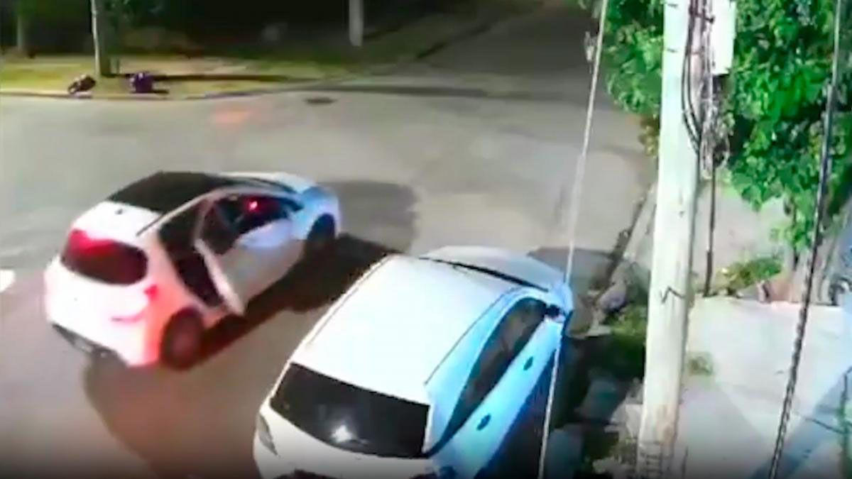 Le roban el auto con su beba adentro y en la huida la arrojaron con la sillita al asfalto