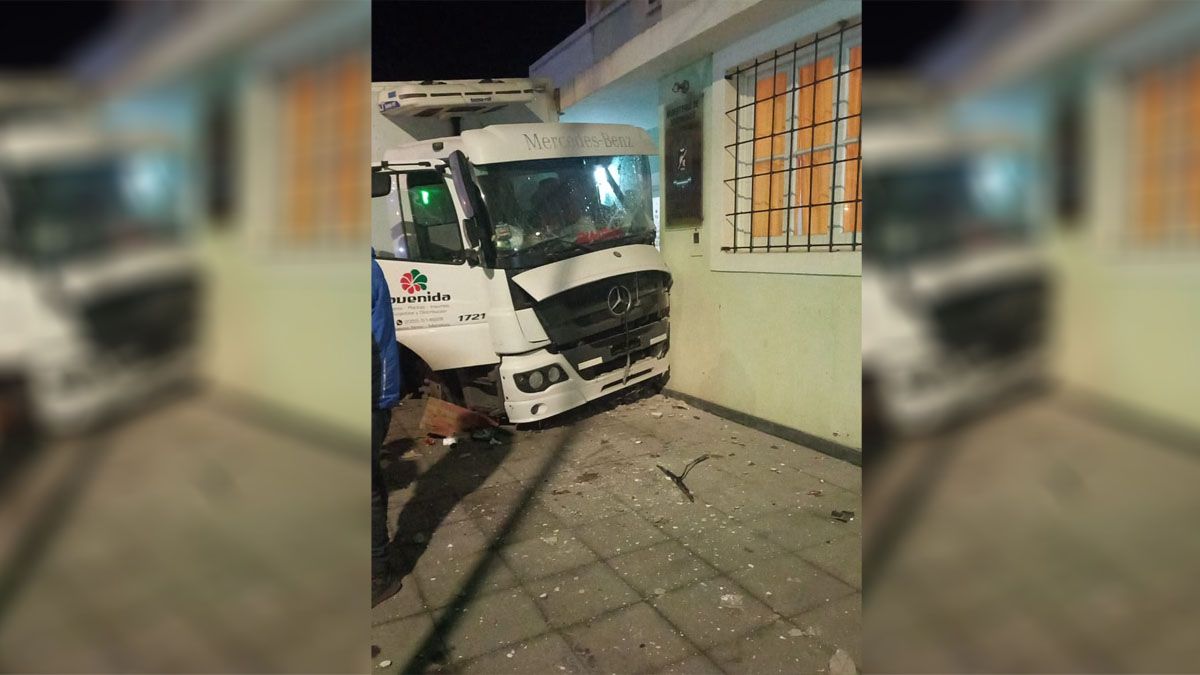 El chofer de un camión Mercedes Benz se estrelló contra la Comsiaría 46 de General Alvear.