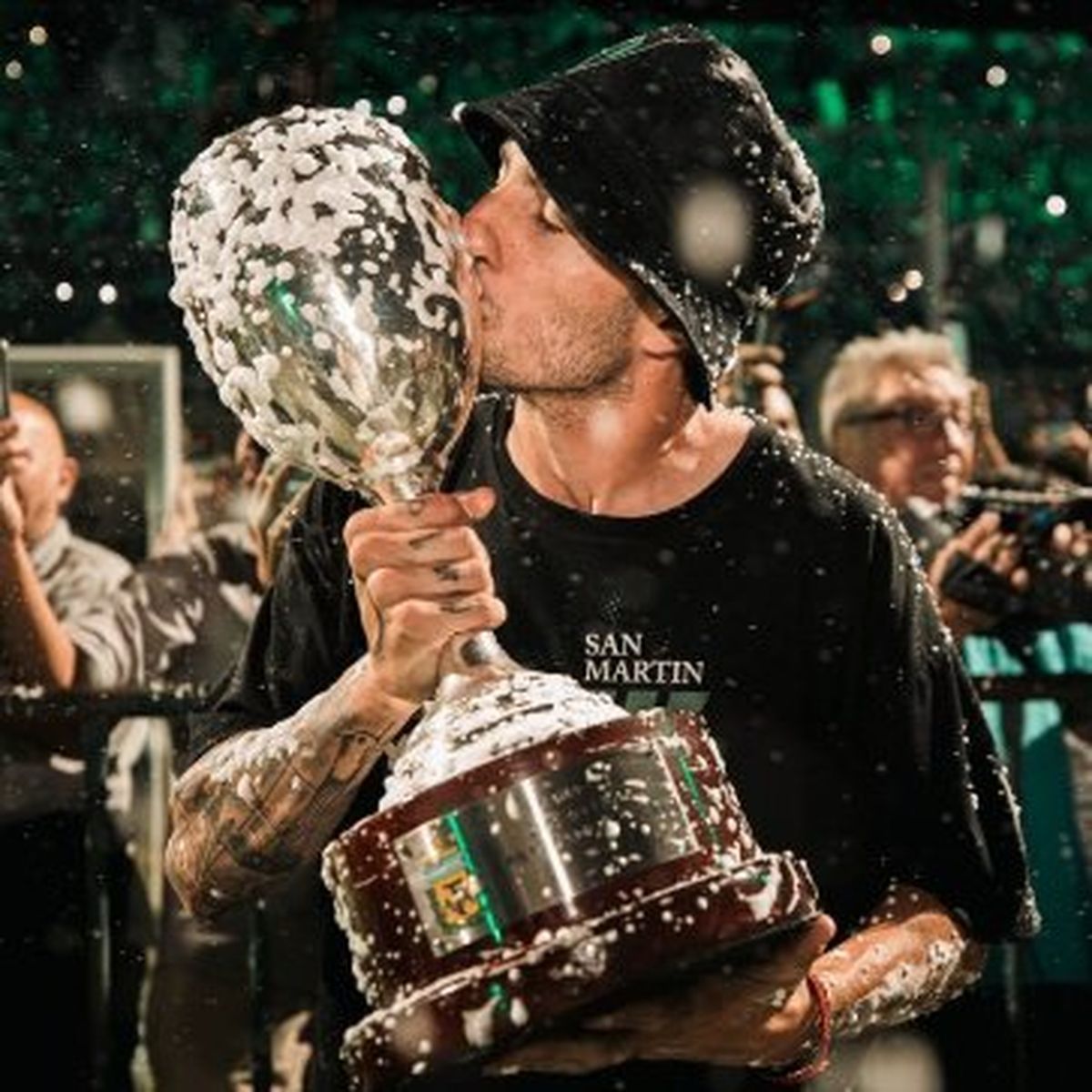 El festejo de Santiago López García en el ascenso con San Martín de San Juan. El festejo de Santiago López García en el ascenso con San Martín de San Juan.