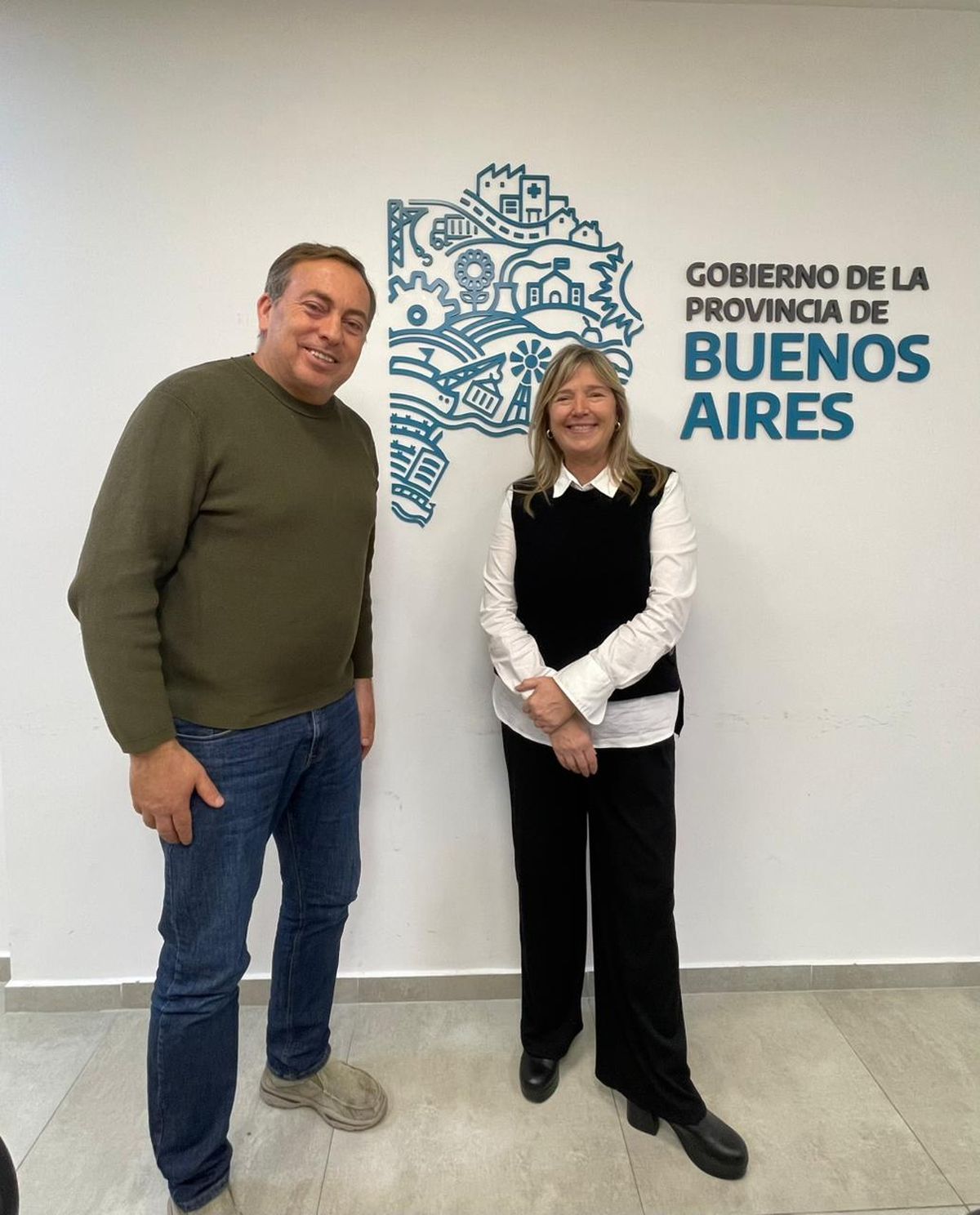 Martín Aveiro y Cristina Álvarez Rodríguez, jefa de asesores del gobernador de Buenos Aires, Axel Kicillof. La foto fue sacada en una reunión para terminar de delimitar el armado de Kicillof en Mendoza. Martín Aveiro y Cristina Álvarez Rodríguez, jefa de asesores del gobernador de Buenos Aires, Axel Kicillof. La foto fue sacada en una reunión para terminar de delimitar el armado de Kicillof en Mendoza.
