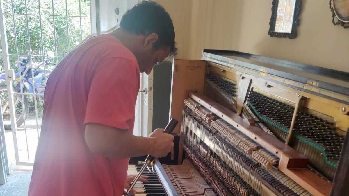 En pleno armado del instrumento en el hogar de Susana. En pleno armado del instrumento en el hogar de Susana.