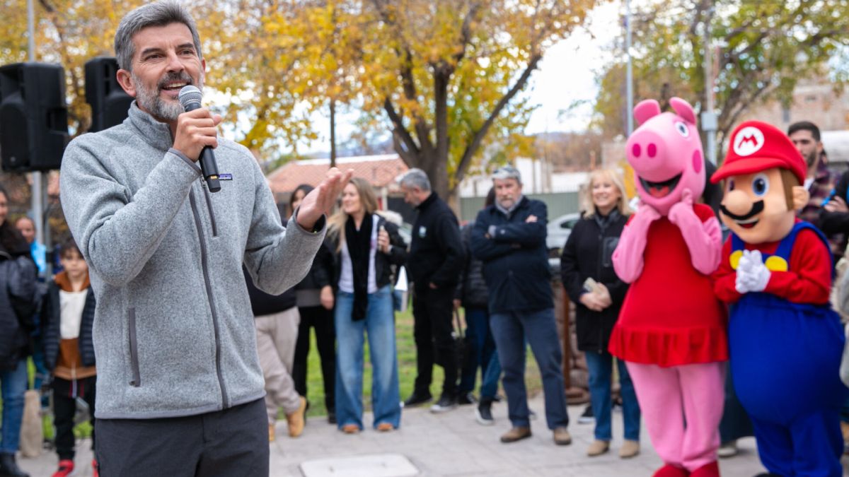 Ulpiano Suarez en la inauguración de la Plaza Los Constituyentes.