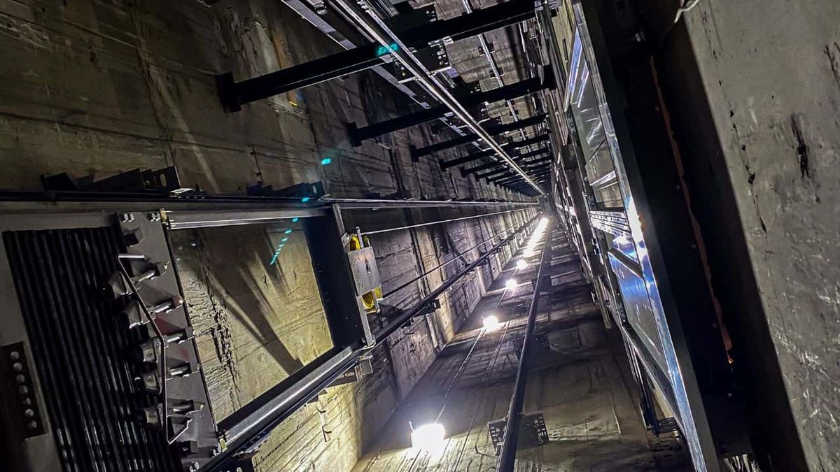 Un bebé de 1 año cayó por el hueco del ascensor y murió