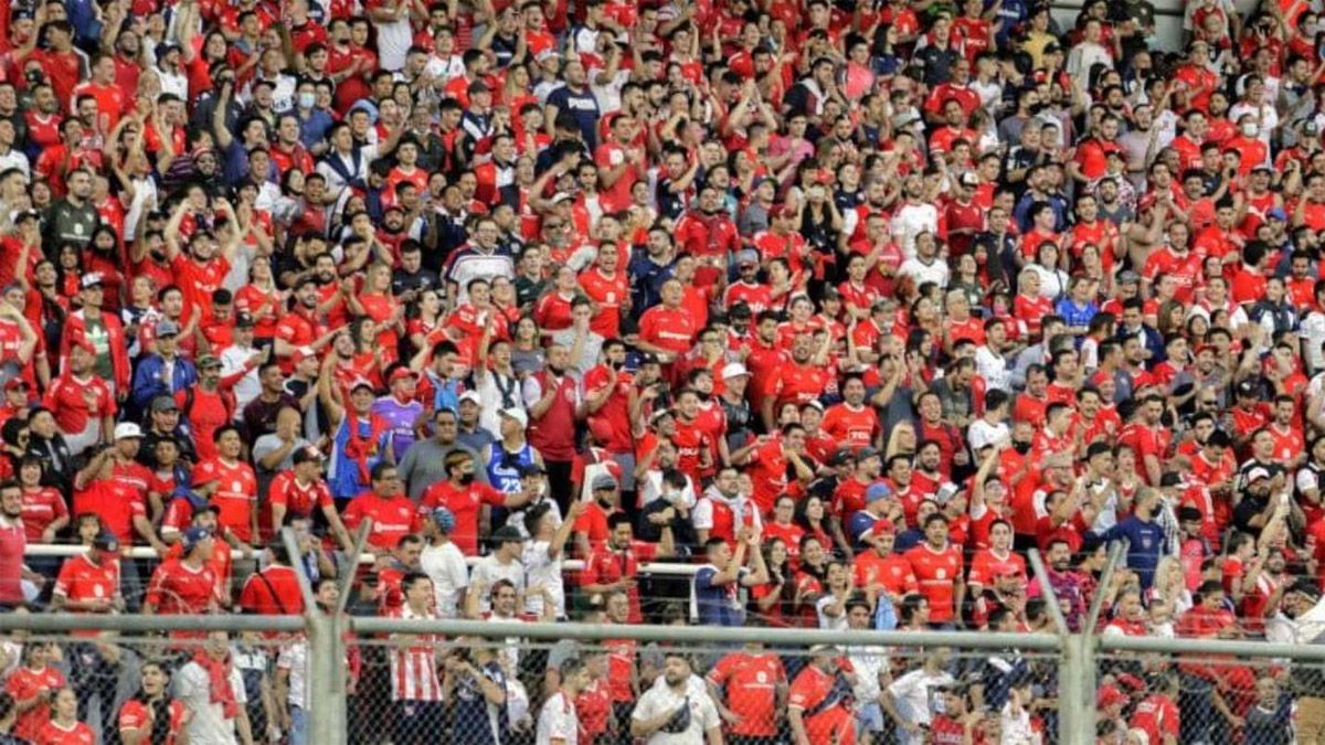 Cinco barrabravas entraron al camarín del Rojo y hubo caos