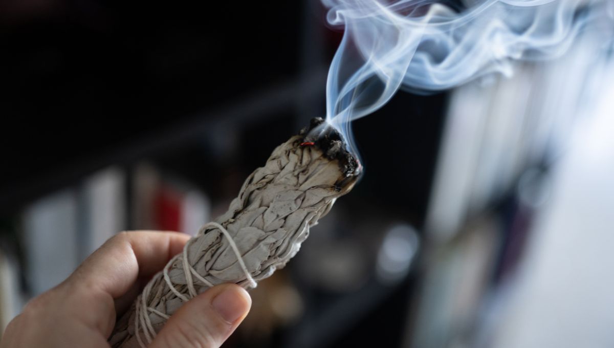 Ruda, romero, canela: qué sahumar cada día de la semana y por qué