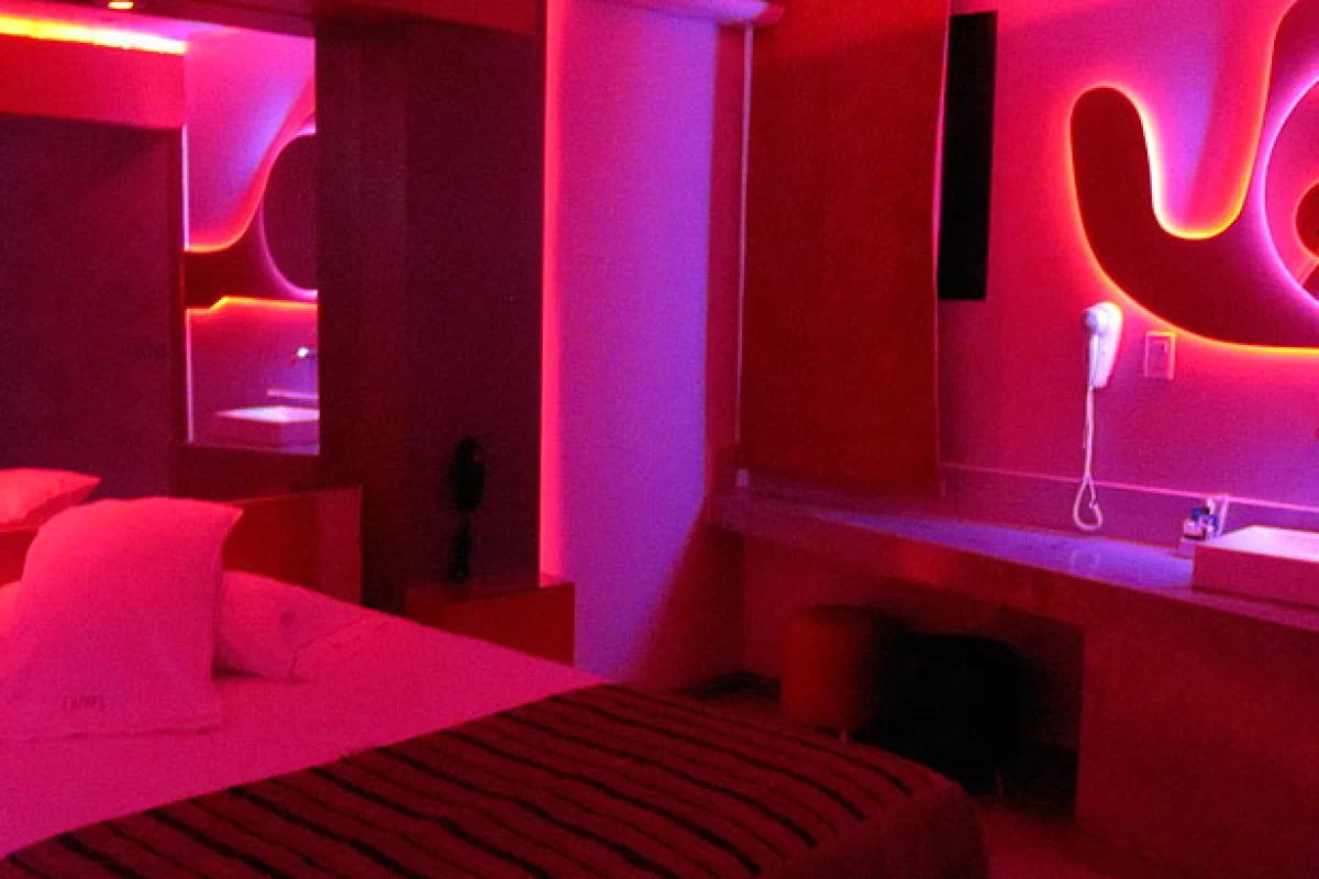 Rareza. Un peón rural fue a un hotel alojamiento en un tractor. Rareza. Un peón rural fue a un hotel alojamiento en un tractor.