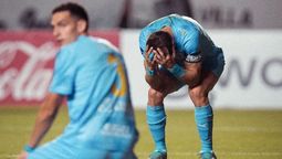 Los jugadores uruguayos no pueden entender cómo perdieron un gol hecho en la Copa Sudamericana.
