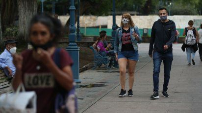 Las autoridades locales están preocupadas porque los casos de coronavirus en Mendoza siguen creciendo y muchas personas se han relajado en los cuidados básicos, como el buen uso del barbijo.