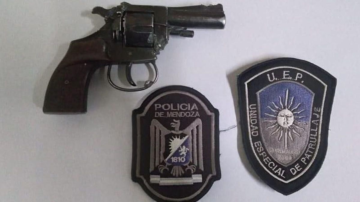 Un revólver calibre 22 fue secuestrado en Guaymallén y dos jóvenes fueron detenidos por la Policía cuando intentaron escapar. Un revólver calibre 22 fue secuestrado en Guaymallén y dos jóvenes fueron detenidos por la Policía cuando intentaron escapar.