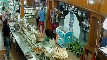 Quiso matar a su ex de un disparo por la espalda en el medio de una panadería