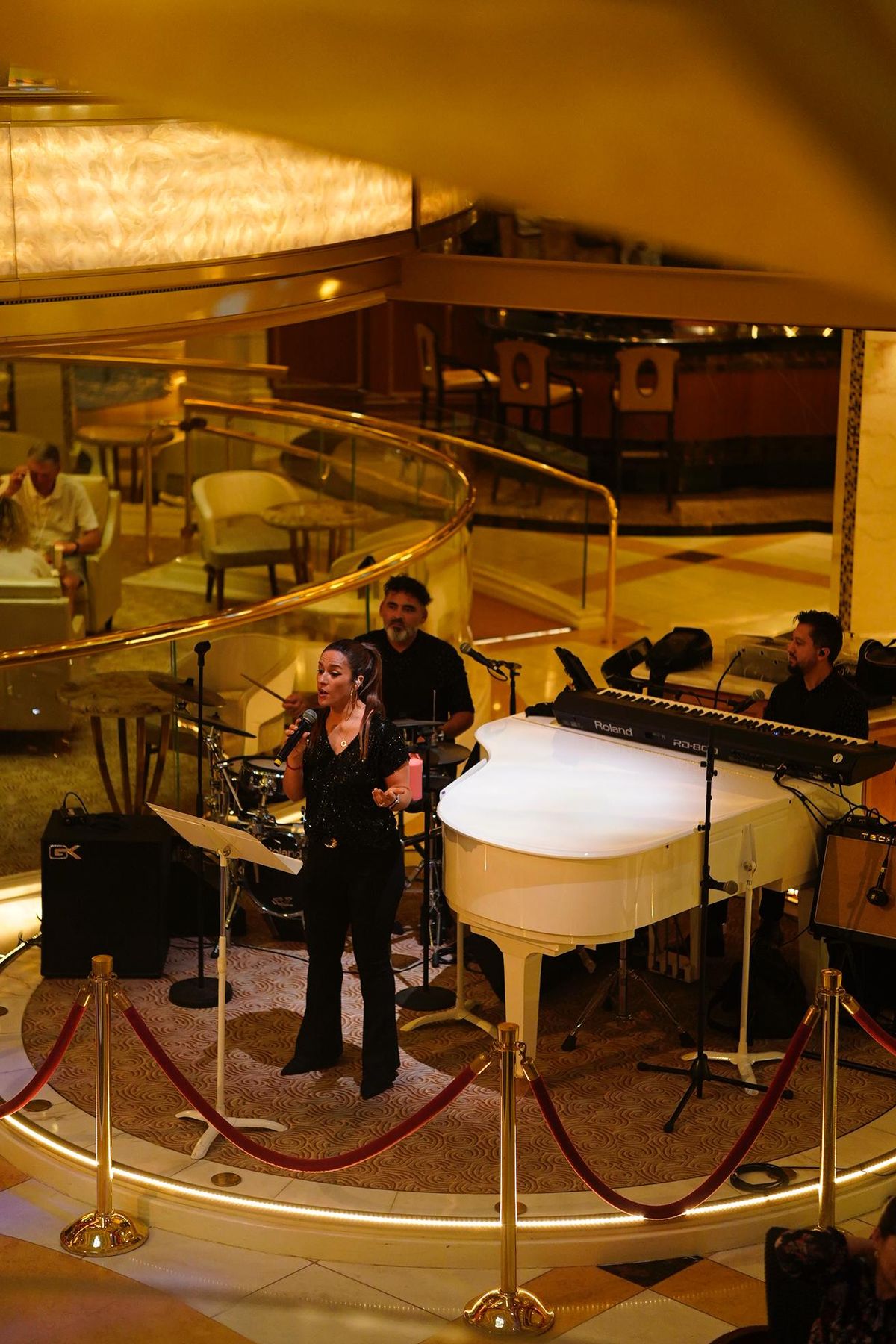 Ofelia Cuadra canta a bordo. La acompañan Eduardo “Alfajor Castro” en batería y Sebastián Scala en piano. Gentileza Ofelia Cuadra