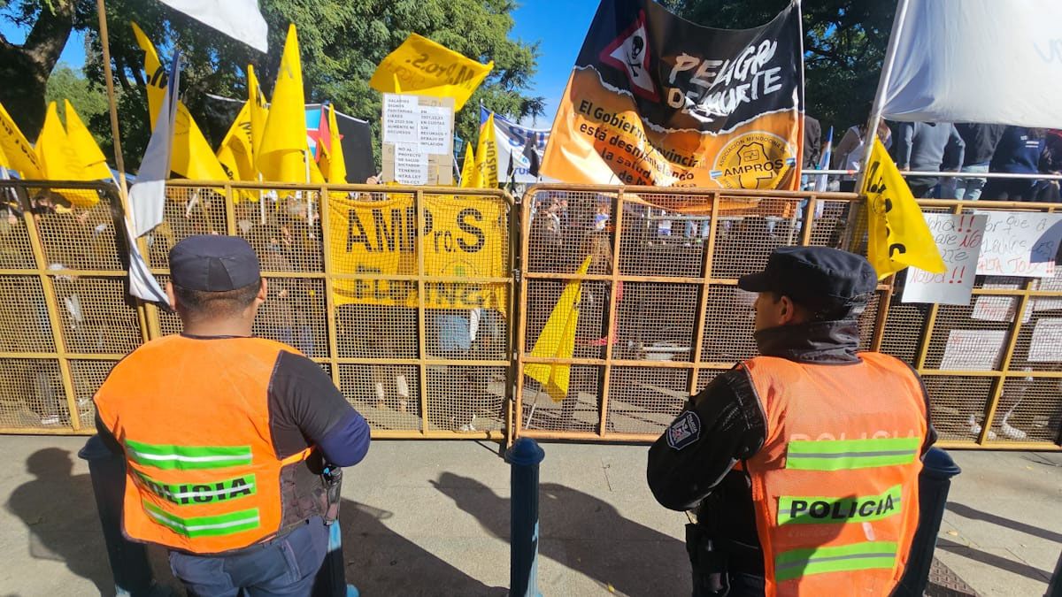 La protesta de AMPROS este miércoles frente a la Legislatura.