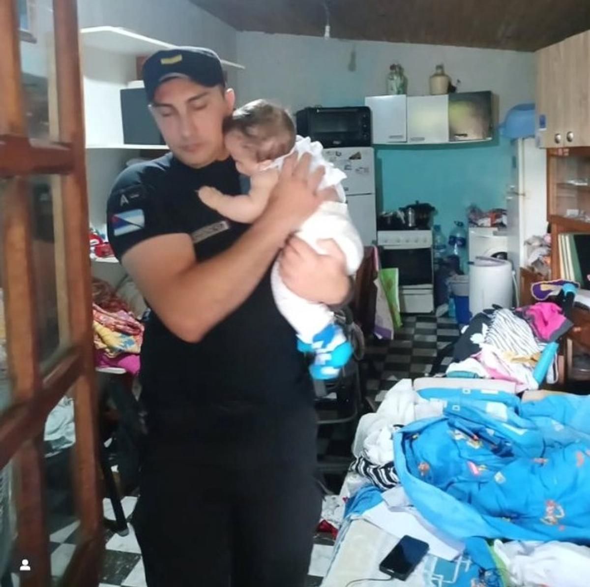 Madre aband&oacute;nica. Una mujer dej&oacute; a su beb&eacute; de 7 meses sola en su casa y la polic&iacute;a lo rescat&oacute;.&nbsp;