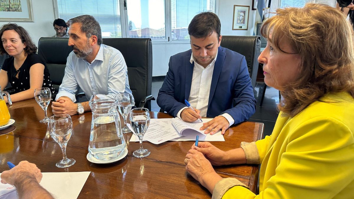 El intendente de Las Heras, Francisco Lo Presti, firmó el convenio con autoridades de la UNCuyo -entre ellas, la rectora Esther Sánchez