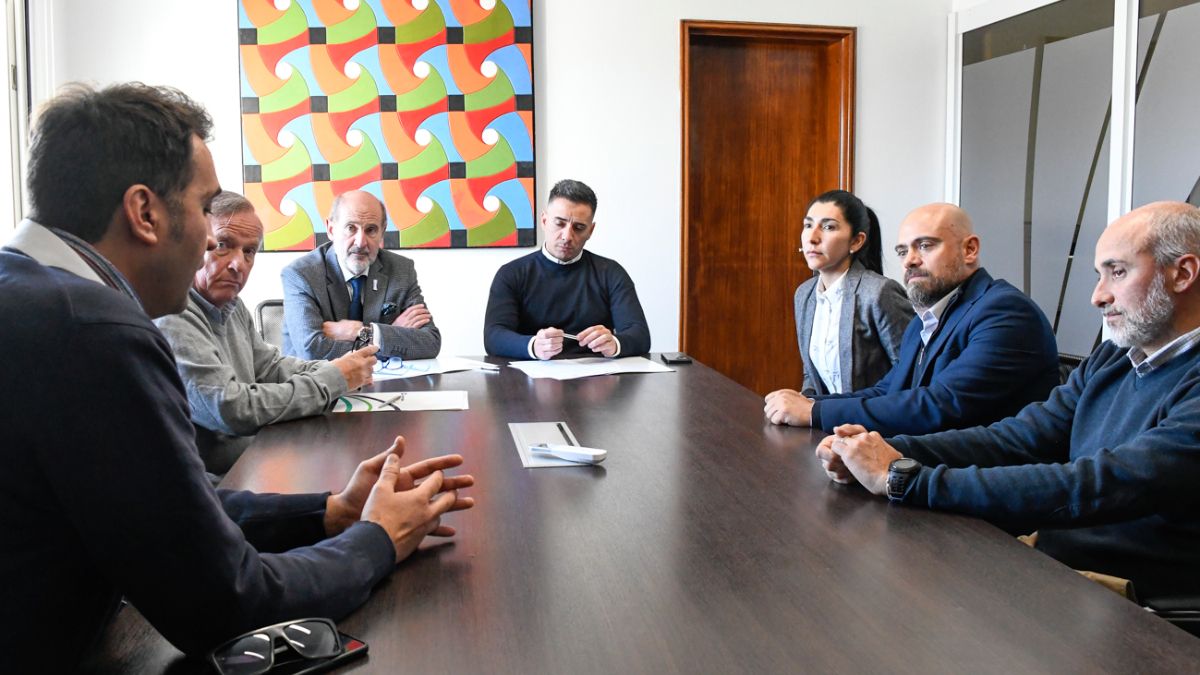 En la punta de la mesa, el ministro Rodolfo Vargas Arizu y el intendente de Guaymallén, Marcos Calvente. En la punta de la mesa, el ministro Rodolfo Vargas Arizu y el intendente de Guaymallén, Marcos Calvente.