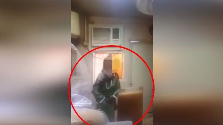 La filmaron orinando el jugo de un cliente