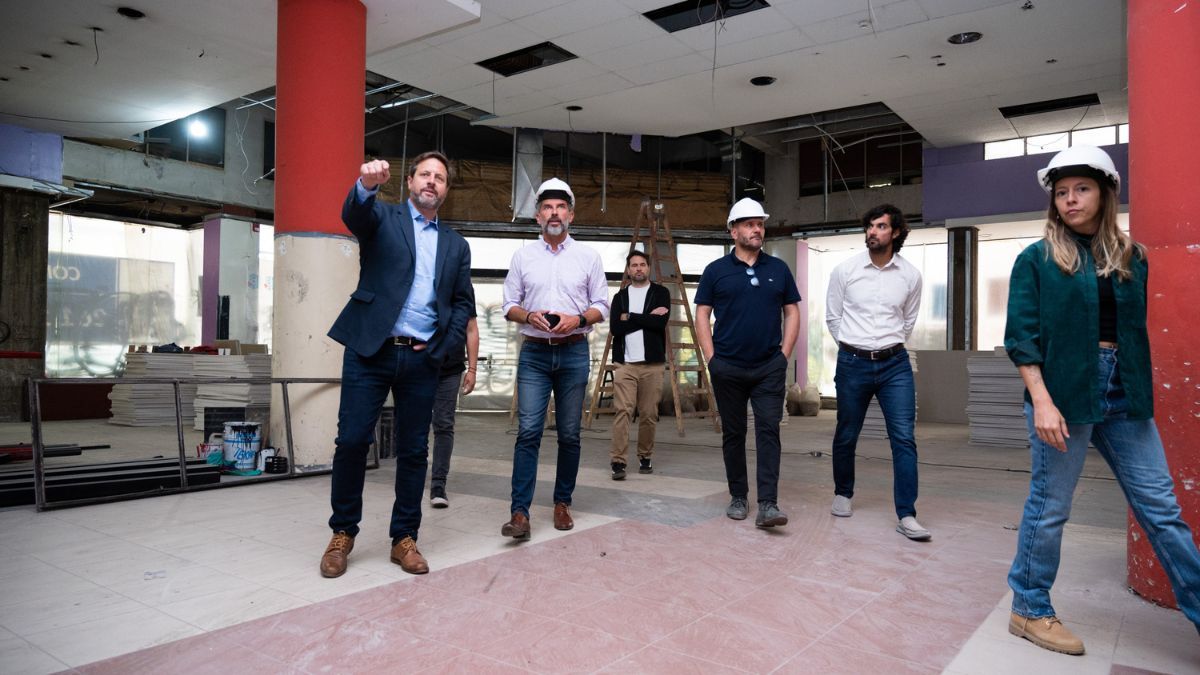 El intendente Suarez con los responsables de la remodelación del local de 9 de Julio y Las Heras El intendente Suarez con los responsables de la remodelación del local de 9 de Julio y Las Heras