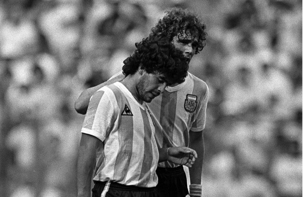 El Conejo Tarantini consuela a Maradona tras ser expulsado en el Mundial 82.
