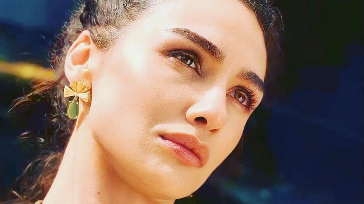 La actriz Birce Akalay interpreta a la inspectora Önem Özülkü en la serie de Netflix.