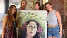 Florencia Aise Di Paola entregó a Yamil Le Parc el retrató que hizo de su mamá. Fue en su casa taller en Mendoza y asistieron las nietas de Julio Le Parc, Imán y Alma.