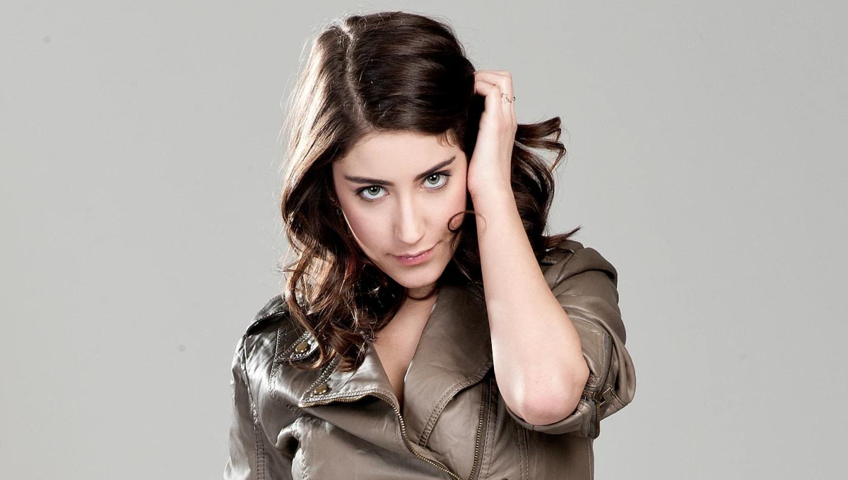 Así se ve hoy Hazal Kaya, actriz que protagonizó la telenovela El secreto de Ferihá de Turquía.