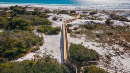 La playa de este pueblo es tranquila y hermosa.