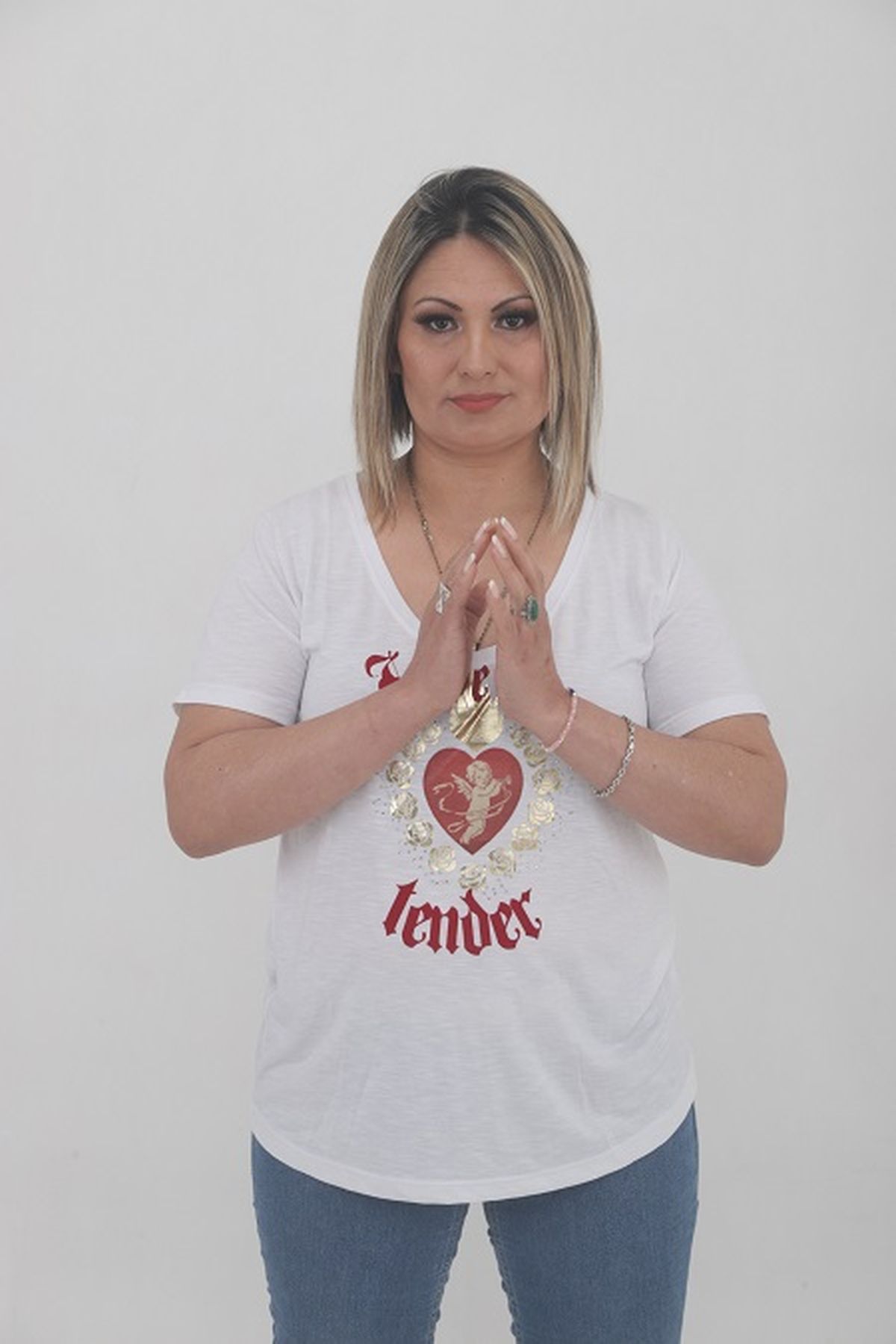 Aristida ha impactado profundamente en la vida de muchos al conectar a las personas con sus seres queridos fallecidos. Aristida ha impactado profundamente en la vida de muchos al conectar a las personas con sus seres queridos fallecidos.