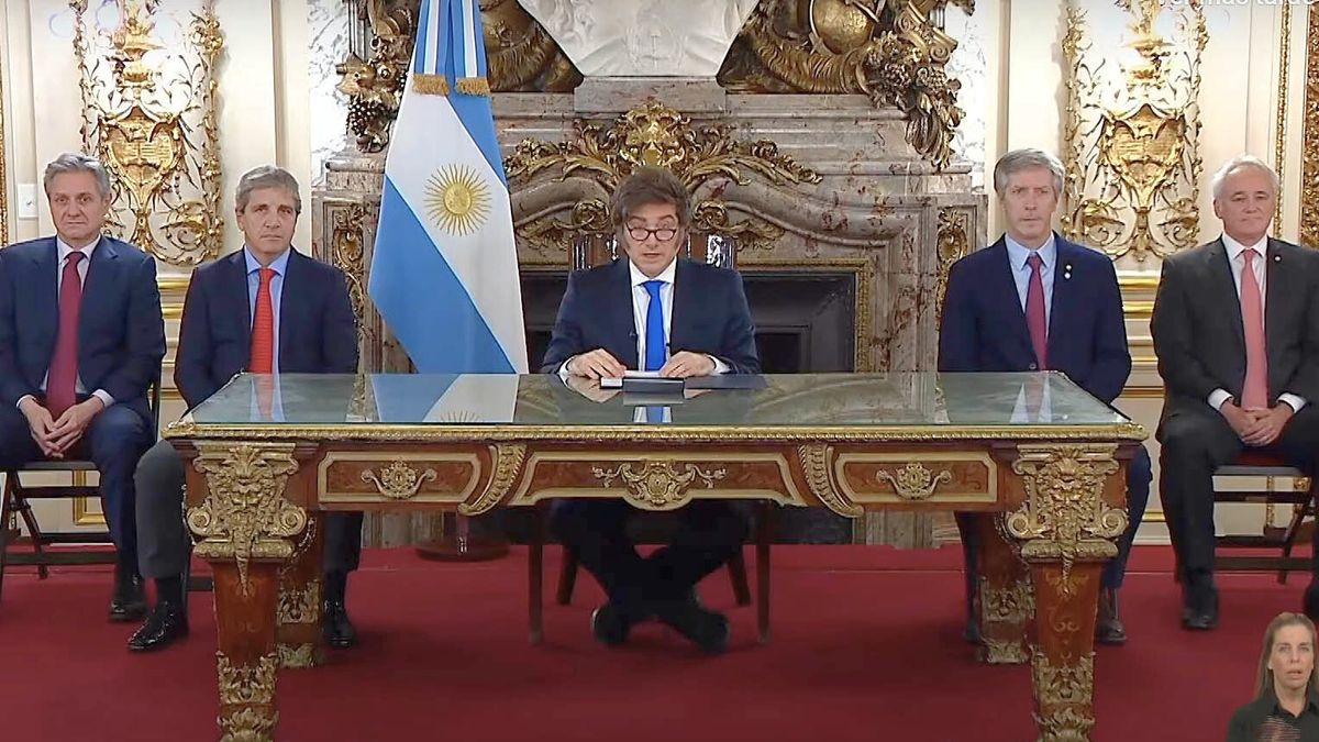 Javier Milei grabó un mensaje y cuestionó las leyes que se aprobaron el miércoles en el Congreso de la Nación. Javier Milei grabó un mensaje y cuestionó las leyes que se aprobaron el miércoles en el Congreso de la Nación.