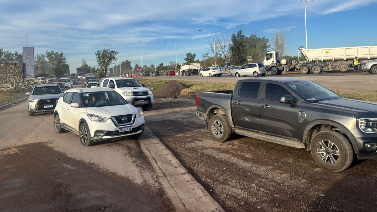 Luján de Cuyo trabaja en la colocación del asfalto en el Acceso Sur y provocó más demoras en el tránsito. Luján de Cuyo trabaja en la colocación del asfalto en el Acceso Sur y provocó más demoras en el tránsito.