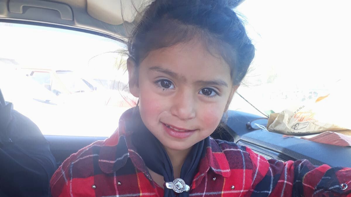 Sofía a veces ve un ratito las pantallas. Pero siempre vuelve a la naturaleza. Sofía a veces ve un ratito las pantallas. Pero siempre vuelve a la naturaleza.