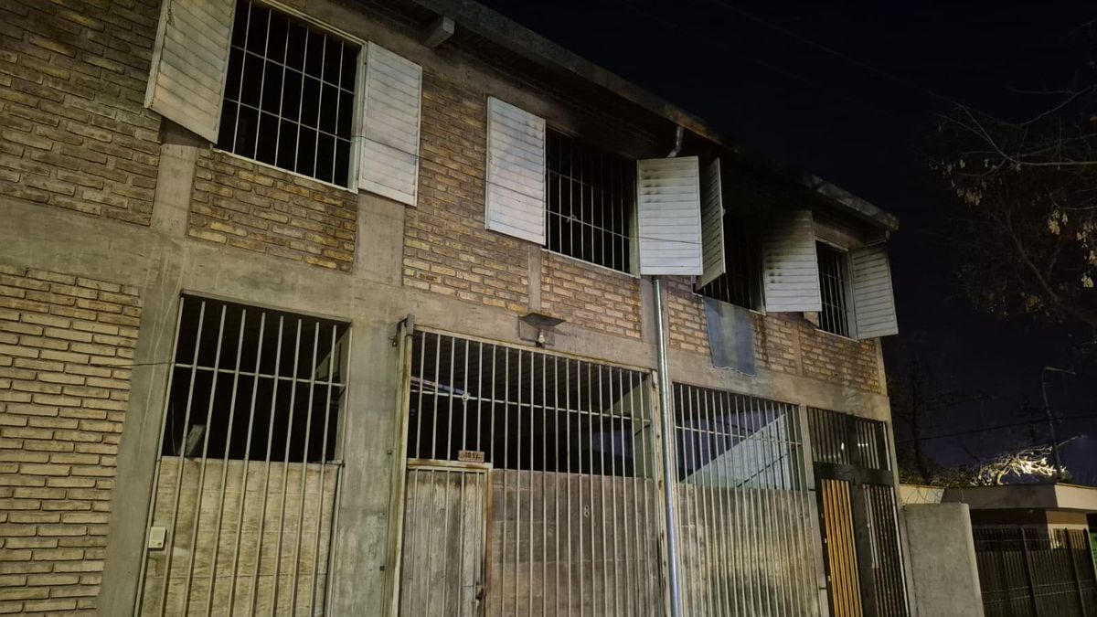 El incendio habría sido por una estufa a leña que tenían en la casa de calle Lavalle casi España, de Godoy Cruz. El incendio habría sido por una estufa a leña que tenían en la casa de calle Lavalle casi España, de Godoy Cruz.