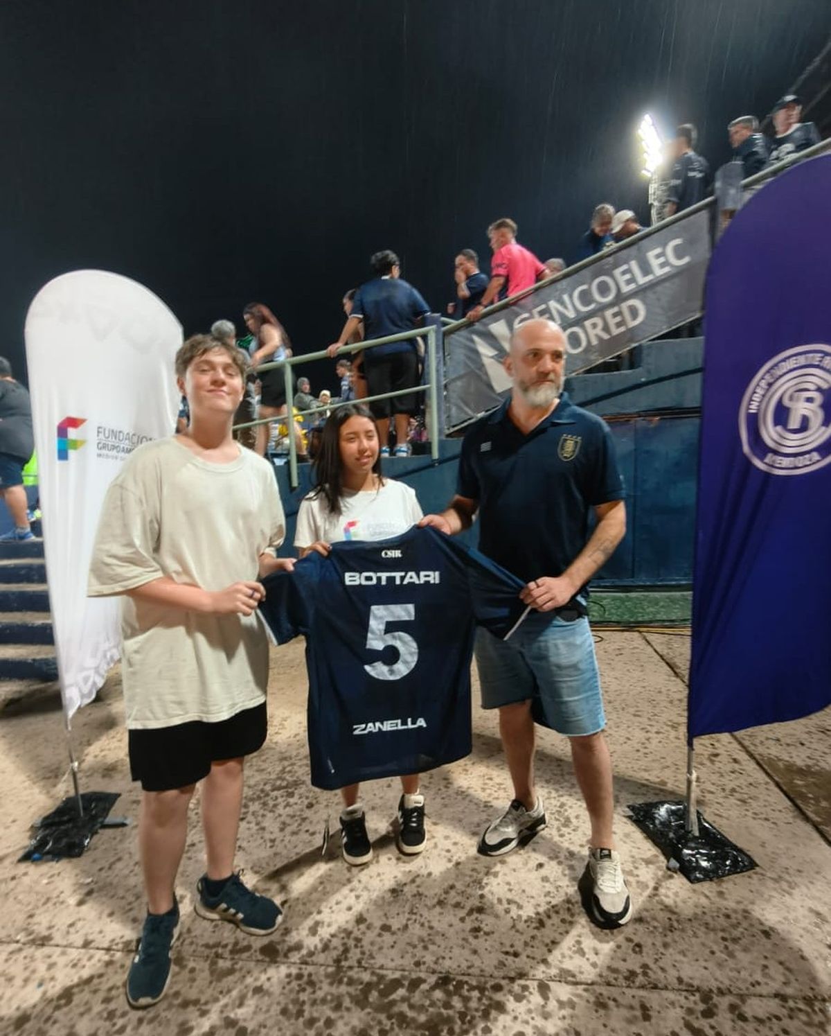 Matías Fravre junto a su padre Gastón Favre, flamantes ganadores de la camiseta del volante Tomás Bottari.